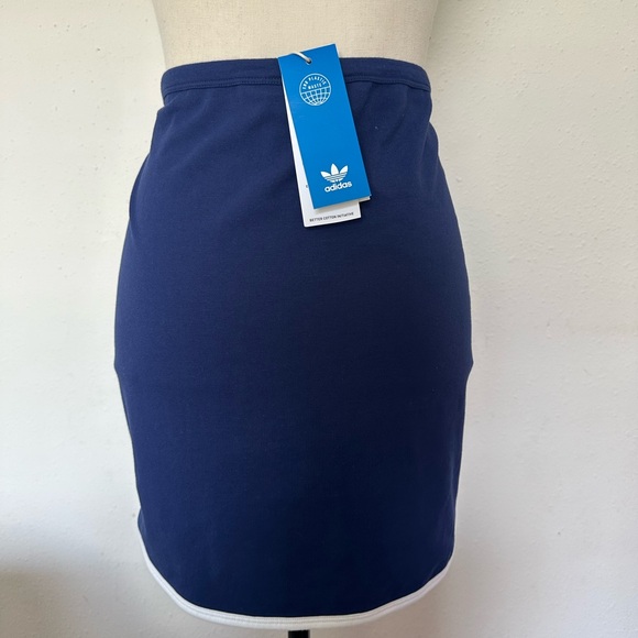 ADIDAS ORIGINALS RESORT MINI SKIRT IN NAVY WITH WHITE BINDING DETAIL - Picture 2 of 6